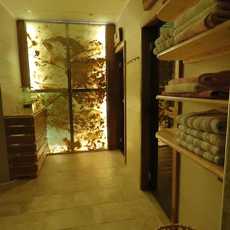 Land Club Hotel *